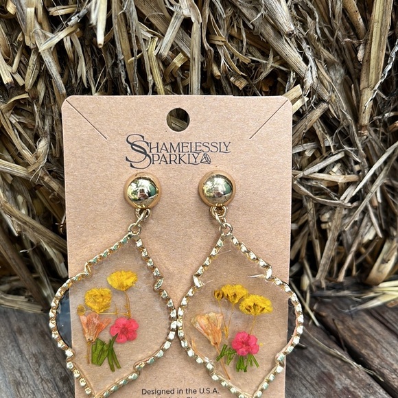 Handmade Real Pressed Dried Flower Botanical Resin
Earrings - Picture 3 of 14
